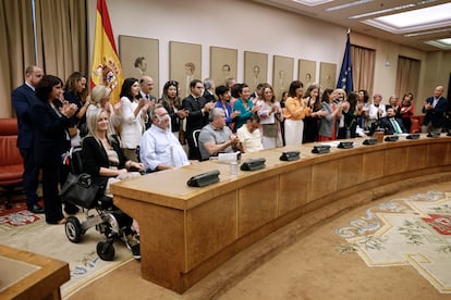 Representantes de diversos grupos políticos y de la Confederación Nacional de Entidades de ELA, "conEla", en el Congreso el 18 de septiembre.