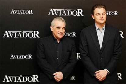 Martin Scorsese y Leonardo Di Caprio posan durante la presentación de su película <i>El aviador</i>.