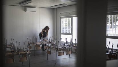 Interior de un barracón escolar en Barcelona.