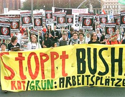 Un grupo de manifestantes en Berlín portan, ayer, una pancarta contra el presidente Bush.