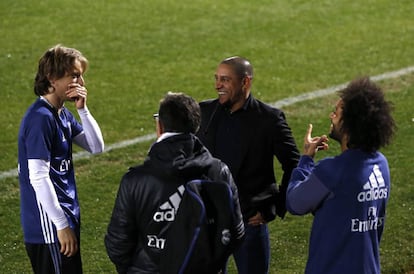 Roberto Carlos bromea con Modric, Marcelo y Chendo en el entrenamiento de esta tarde en Yokohoma.