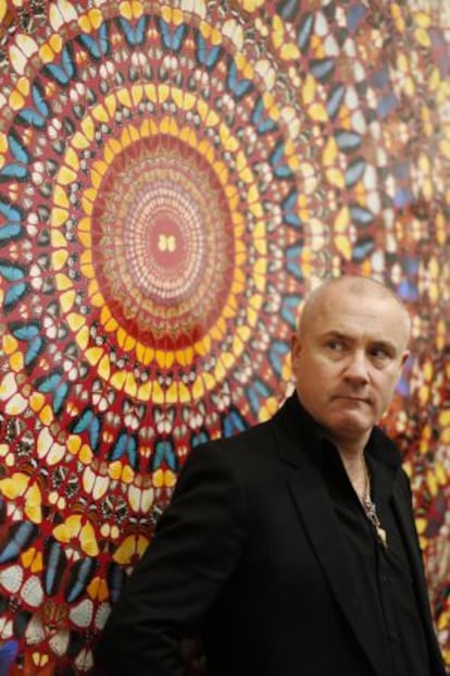 Damien Hirst, fotografiado junto a su obra &lsquo;I am become death, shatterer of worlds&rsquo; en el museo Tate Modern (Londres), el pasado lunes.