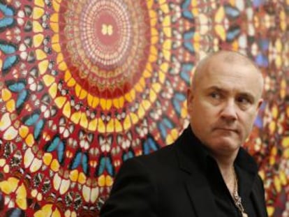 Damien Hirst, fotografiado junto a su obra &lsquo;I am become death, shatterer of worlds&rsquo; en el museo Tate Modern (Londres), el pasado lunes.