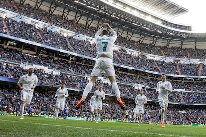 El delantero portugués del Real Madrid Cristiano Ronaldo, festeja un gol durante el partido contra el Deportivo Alavés, el 24 de febrero de 2018.