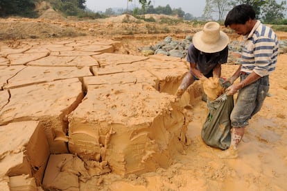 Trabajadores en una mina de metales de tierras raras en el condado de Nancheng provincia de Jiangxi (China)