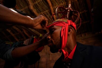 Durante la tercera semana de agosto, los devotos kalunga celebran a Nuestra Señora de la Abadía con bodas, bautizos y coronaciones de distinguidos miembros de la comunidad, manteniendo prácticas culturales originarias de África que se mezclan con las tradiciones católicas. En la imagen, Vandeli Matos es coronado como emperador del Espíritu Santo, durante la culminación de la peregrinación, el 14 de agosto de 2022.