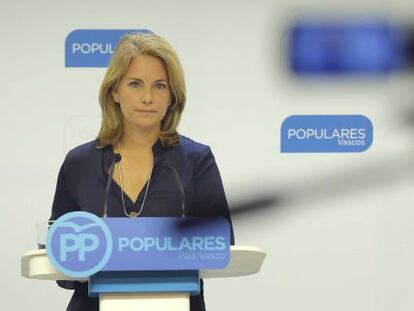 Arantza Quiroga, presidenta del PP vasco, comparece en la sede del partido en San Sebastián.