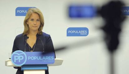 Arantza Quiroga, presidenta del PP vasco, comparece en la sede del partido en San Sebastián.