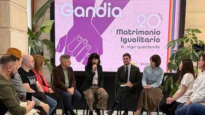La ministra de Igualdad, Ana Redondo, (con el micro) en un encuentro en Gandía con entidades LGTBI+, junto a la ministra de Ciencia, Innovación y Universidades, Diana Morant, y el alcalde de la ciudad, José Manuel Prieto, (ambos a la derecha de Redondo)