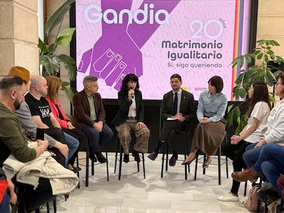 La ministra de Igualdad, Ana Redondo, (con el micro) en un encuentro en Gandía con entidades LGTBI+, junto a la ministra de Ciencia, Innovación y Universidades, Diana Morant, y el alcalde de la ciudad, José Manuel Prieto, (ambos a la derecha de Redondo)