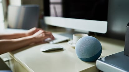 Pídele a Alexa lo que necesites a través de este altavoz inteligente Echo Pop.