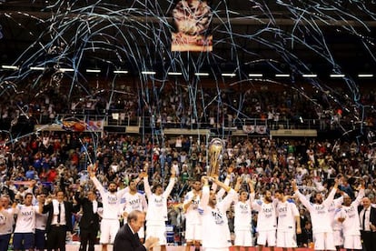 Real Madrid captain Felipe Reyes (c) lifts the King&acute;s Cup trophy. 