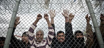 Inmigrantes tras la valla del centro de detención de Amygdaleza, al norte de Atenas, el pasado 14 de febrero.