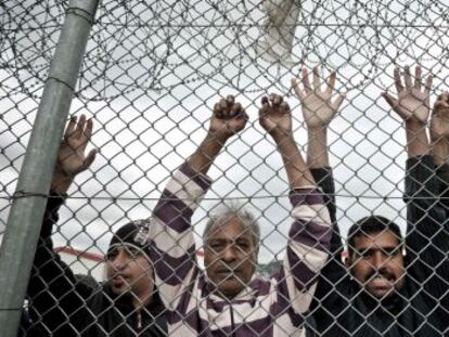 Inmigrantes tras la valla del centro de detenci&oacute;n de Amygdaleza, al norte de Atenas, el pasado 14 de febrero.