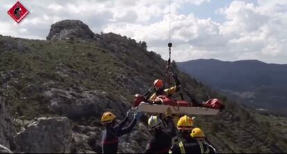 Rescate en la ruta del Cavall Verd, en Alicante, este viernes.