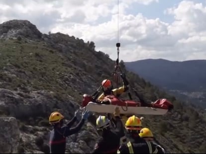 Rescate en la ruta del Cavall Verd, en Alicante, este viernes.