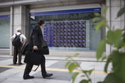 Un hombre observa las pantallas de informacin burstil en Tokio.