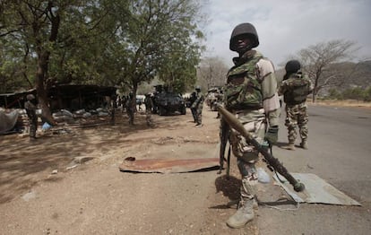 Soldados nigerianos en un control en Gwoza, en 2015. 