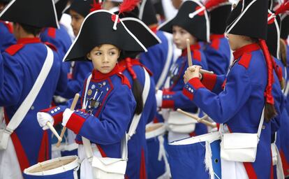 Grupo de niños que participan en la Tamborrada Infantil.