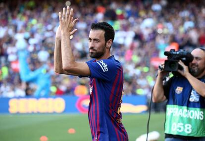 Busquets saluda a la afición del Camp Nou, el miércoles en el Gamper.