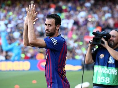 Busquets saluda a la afición del Camp Nou, el miércoles en el Gamper.
 