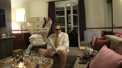 Helmut Berger, en el salón de su casa, en un fotograma del documental.