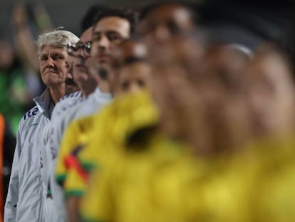 A treinadora Pía Sundhage à frente da seleção brasileira, no estádio do Pacaembu na quinta, quando o Brasil goleou a Argentina.