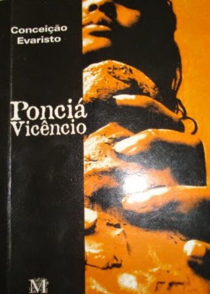 'Ponciá Vivêncio' es el libro más aclamado de una de las escritoras negras más conocidas de Brasil. En la novela, Conceição Evaristo traza la historia de Ponciá —mujer, negra, pobre y descendiente de esclavos africanos—, su identidad, sus sueños y desencantos. A través de la trayectoria del personaje, que sale de una zona rural en busca de otra vida en la gran ciudad, se evidencian el racismo y la violencia de género. La escritora, también autora de libros de cuentos y poesía, creció en una favela pobre en Belo Horizonte, capital del Estado de Minas Gerais, y fue empleada doméstica hasta concluir sus estudios. / A. DE O.