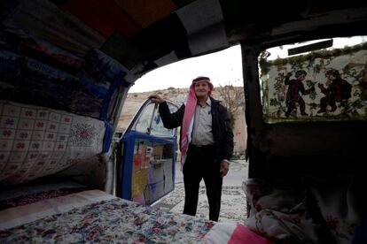 Mohammed Al-Malahim, un jordano jubilado, posa junto su Volkswagen Beetle que convirtió en lo que él afirma el "hotel más pequeño del mundo", en Shawbak (Jordania).

