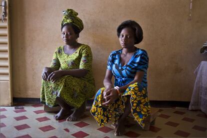 Jenifer Yamodu, de 31 años, a la izquierda, huyó de República Centroafricana en Marzo 2013, cuando los rebeldes de Seleka se hicieron con el poder. Caminó dos semanas con su hijo de cinco años hasta la frontera de Camerún. Cruzó a Nigeria y de allí a Niamey donde fue acogida por una monja. Su hija Frutile, a la derecha, quedó en Banguí donde fue violada por los rebeldes y quedó embarazada. Con la ayuda de la iglesia católica Jenifer ha podido llevarla hasta Niamey.