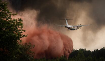 Un avión apagafuegos rociaba material ignífugo cerca de Saint-Magne, al suroeste de Francia.