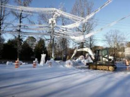 El hielo cubre el cableado eléctrico y las calles, después de la rotura de una cañería debido a las temperaturas de menos de cero grados en Dunwoody, Georgia, EE.UU. EFE/Archivo