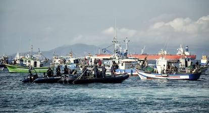 La policía gibraltareña obstaculiza la protesta de los pesqueros, en aguas del Estrecho.