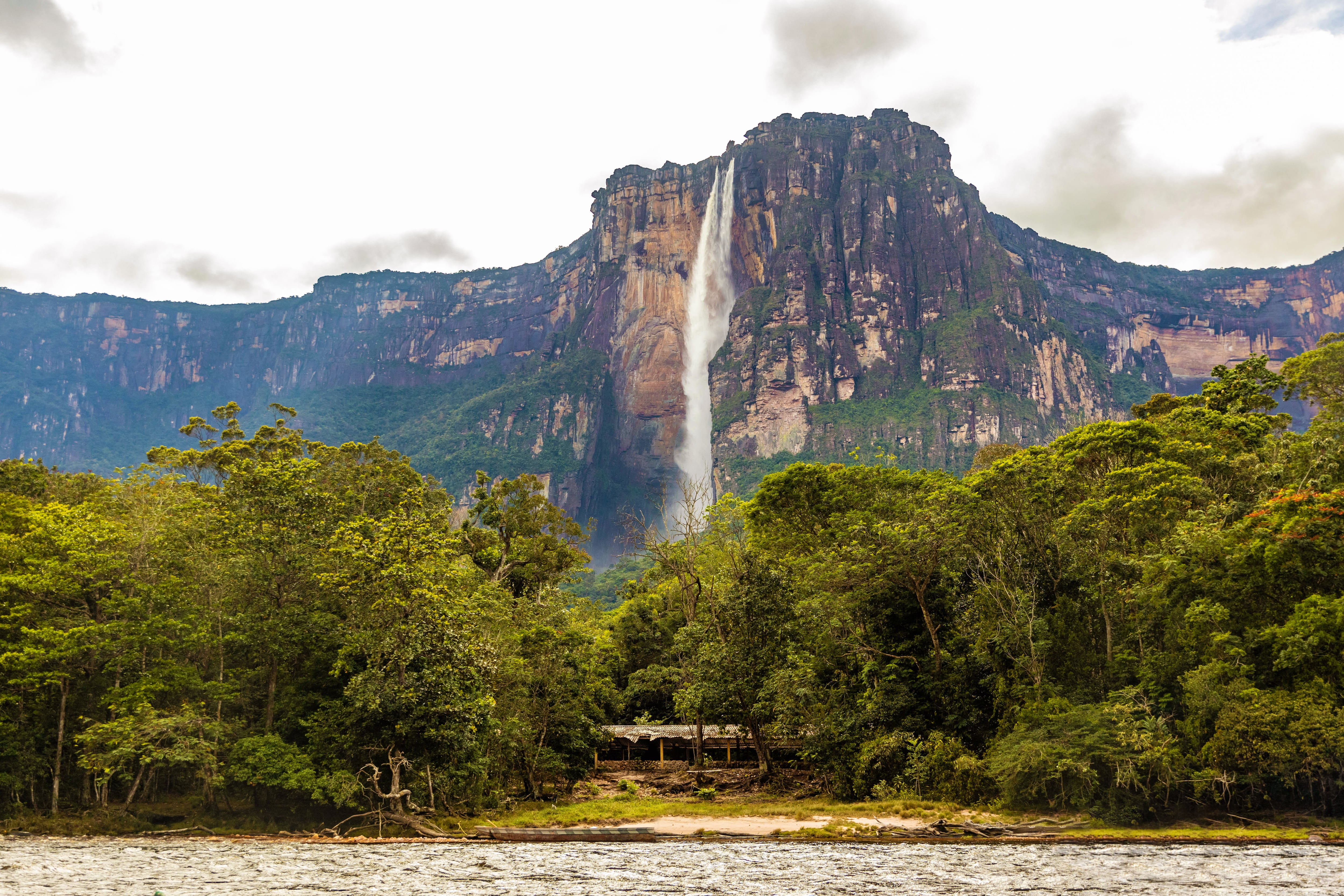 Canaima, un patrimonio mundial amenazado entre la minería y el turismo descontrolado