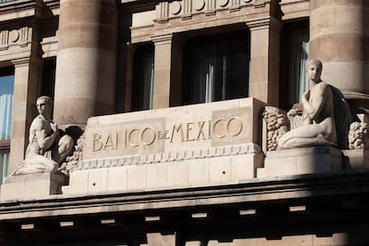 Fachada de un edificio del Banco de México, en Ciudad de México.