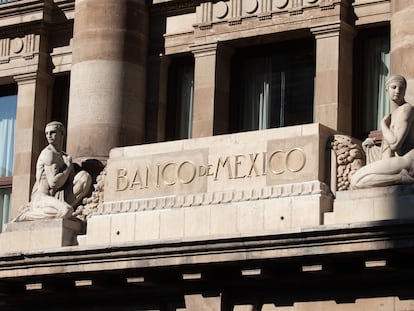 Fachada de un edificio del Banco de México, en Ciudad de México.