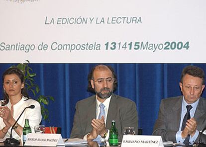 Rogelio Blanco (en el centro), entre la directora de Promoción Cultural de la Xunta, Carmen García, y el presidente del Grupo Santillana, Emilio Martínez.