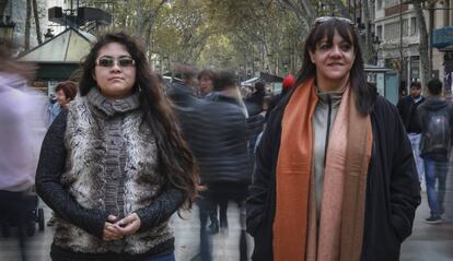 Patricia Mayorga (d) y Yaneli Fuentes (i), las dos periodistas mexicanas acogidas en Barcelona.