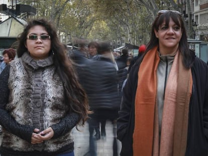 Patricia Mayorga (d) y Yaneli Fuentes (i), las dos periodistas mexicanas acogidas en Barcelona.