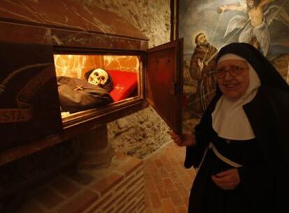 La madre abadesa del monasterio de Santa Juana ante el arca en la que se conservan los restos de Fray Pedro.