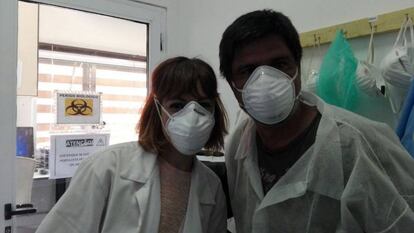 Con la ayuda de Sandra, Marcelo (El Intermedio) hace sus pinitos en la microbiología.