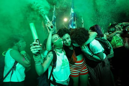 Activistas celebran el resultado de la votación del Senado en Buenos Aires. “En 2018 no logramos la ley, pero sí concienciar a la población sobre un problema: hoy hay mujeres que están abortando en condiciones de precariedad e insalubridad”, asegura Mariángeles Guerrero, integrante de la Campaña Nacional por el Derecho al Aborto Legal, Seguro y Gratuito.