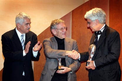 Traducido a 45 idiomas, sonó durante años como candidato al Premio Nobel de Literatura, aunque nunca se lo concedieron. En la imagen, el escritor israelí Amos Oz (c), y el filósofo y político palestino Sari Nusseibeh, (d) con el presidente de la Generalitat, Pasqual Maragall, durante la entrega de los premios en el Palau de la Generalitat, el 8 de septiembre de 2004.