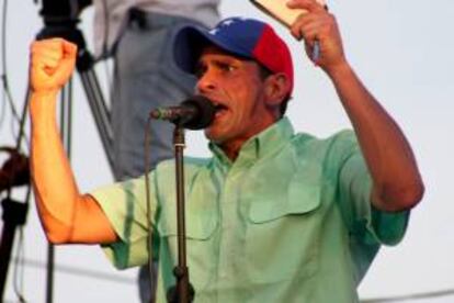 Foto cedida por el equipo de prensa del candidato presidencial opositor venezolano, Henrique Capriles, pronunciando un discurso a seguidores en su visita a la localidad de El Tigre, Estado Anzoategui (Venezuela).