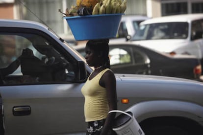 El caos de tráfico y vendedores ambulantes pintan la vida cotidiana de Luanda