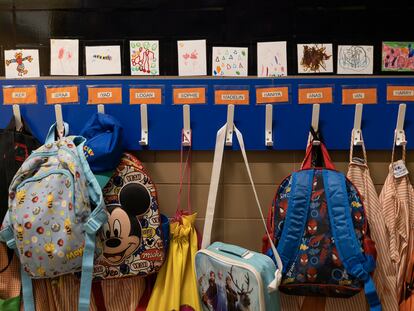 Colgadores con los nombres de los alumnos de infantil en una escuela del área de Barcelona.