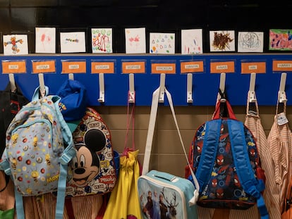 Colgadores con los nombres de los alumnos de infantil en una escuela del área de Barcelona.