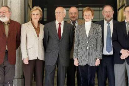 La vicepresidenta, María Teresa Fernández de la Vega (tercera por la derecha) con Fernando Savater, Victoria Camps, Emilio Lledó, Miguel Ángel Arnedo, Fernando González Urbaneja y Enrique Bustamante.