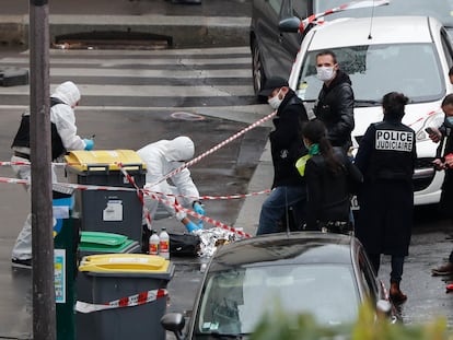 Agentes aseguran el área donde el viernes un hombre atacó con un cuchillo a dos personas cerca de la antigua sede de Charlie Hebdo en París