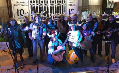 Los Viakingos, encargadados de poner música y letra las protestas, en su escenario habitual, en Santiago el Mayor.